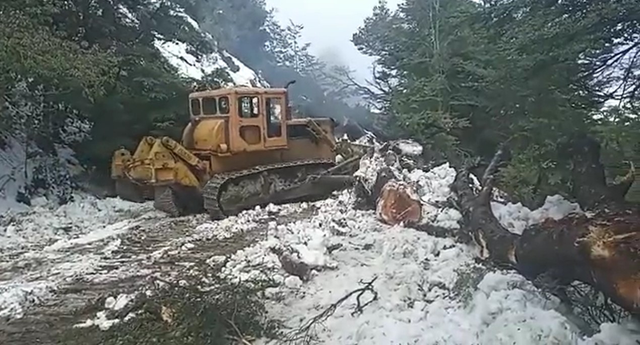 Gelvez y el equipo de Vialidad terminaron de despejar la Ruta N° 71 tras el alud de nieve que había provocado un corte total