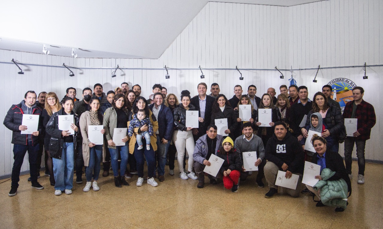 Biss entregó la ordenanza de adjudicación de terrenos a 32 familias del Servicio Sanitario de la Cooperativa de Rawson