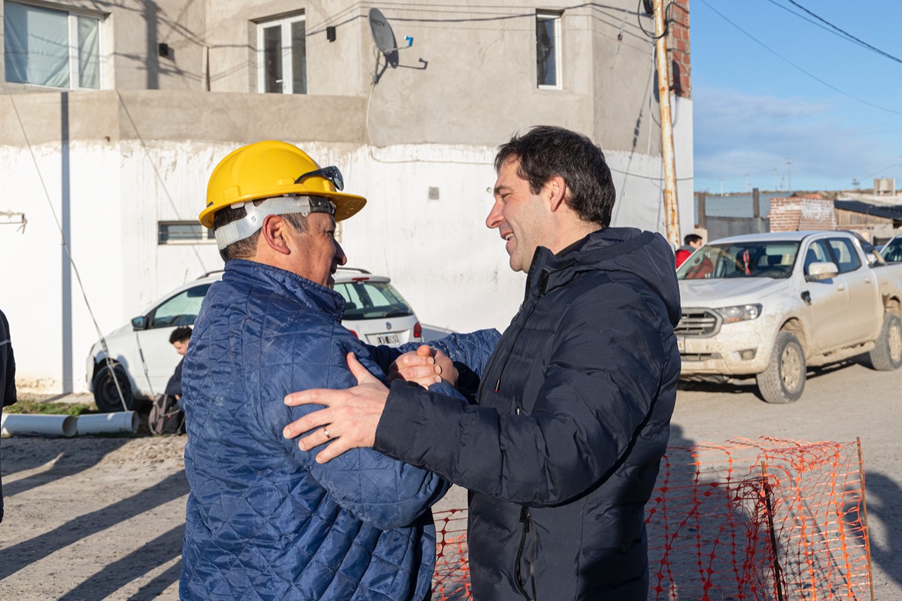 Luque recorrió obras de servicios públicos para Kilómetro 5 y dijo que “esto mejora sustancialmente la vida de nuestros vecinos”