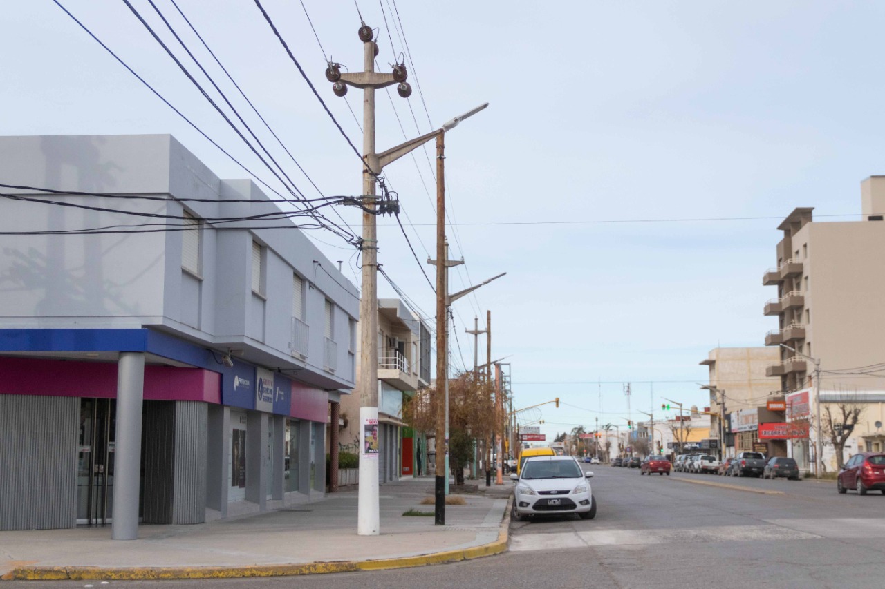 Trelew: La Cooperativa Eléctrica intimó a Telefónica para que retire postes colocados sin autorización