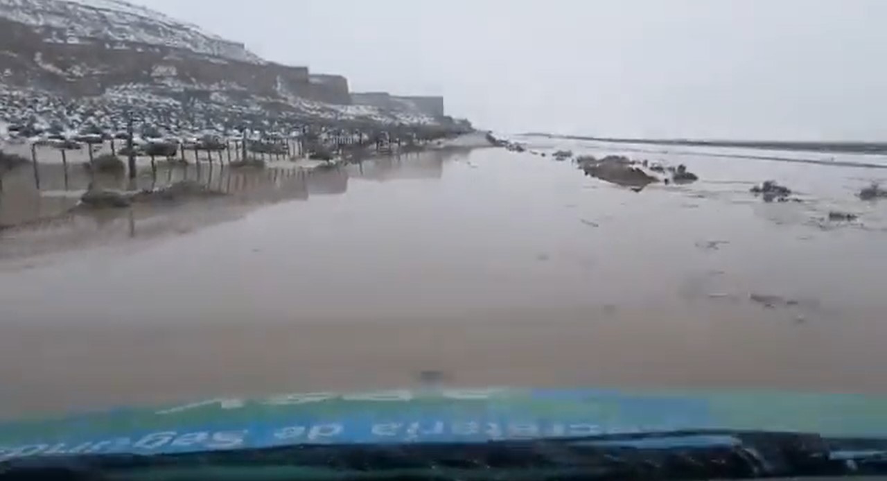 Un tramo entre Los Altares y Paso de Indios se encontraba intransitable ayer por la acumulación de agua y barro y Vialidad Nacional lo solucionó rápidamente