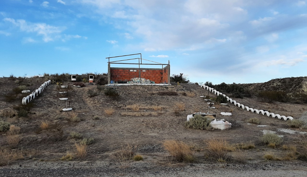 Un santuario construido en el acceso a Punta Tombo dificulta la readecuación de una Ruta Provincial y Vialidad convocó a los titulares para ubicarlo en otro lugar