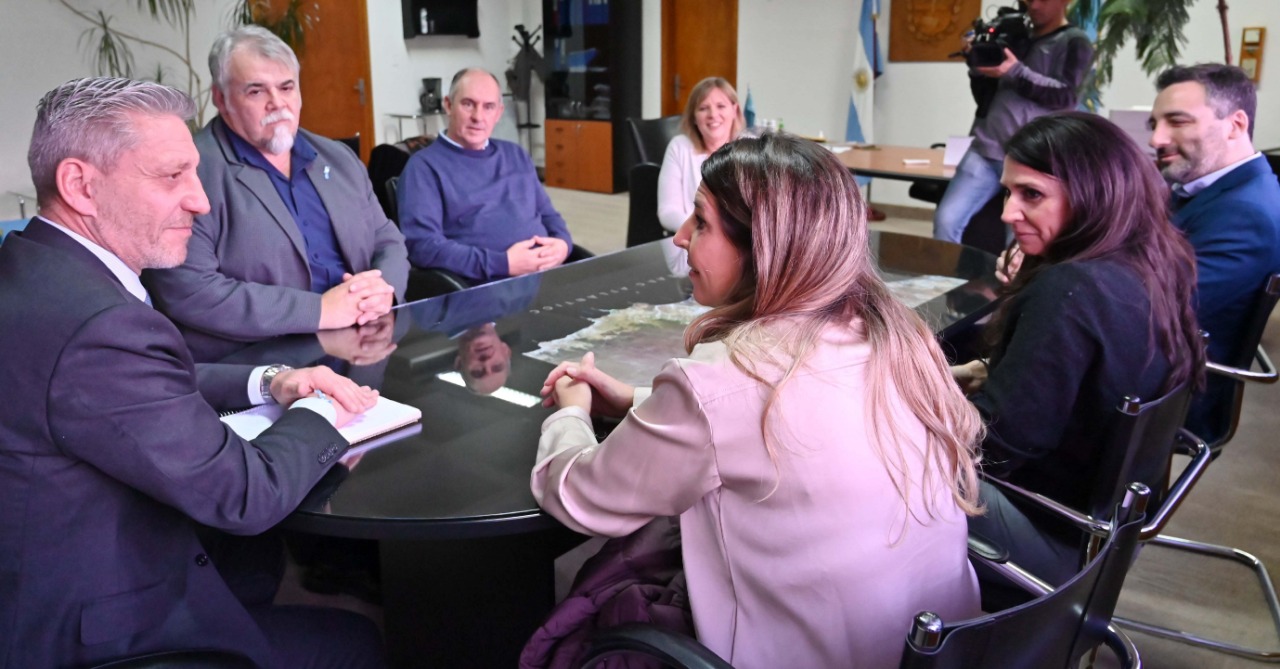 Arcioni se reunió con directivos de Amazon Web Services que ayudaron a recuperar servidores e información tras los incendios en Casa de Gobierno