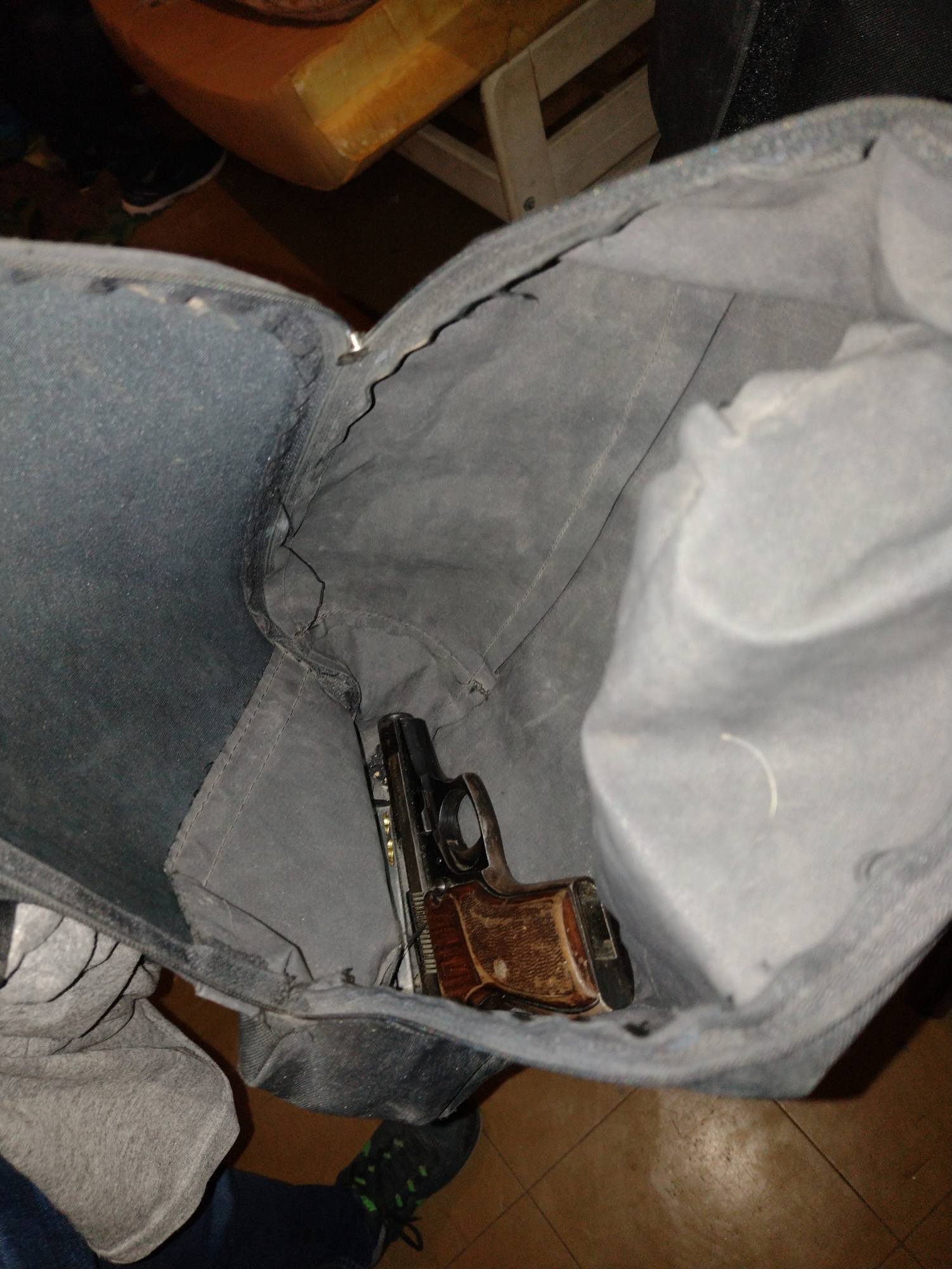 Madryn: Le envío a su ex una foto por Facebook de un arma de fuego para amenazarla y la Policía lo allanó y le secuestró la pistola y municiones  