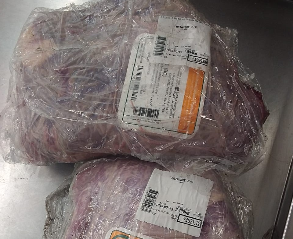 Madryn: Entró a un supermercado, se llevó dos matambres valuados en $ 9.000 sin pagar y fue detenido mientras escapaba