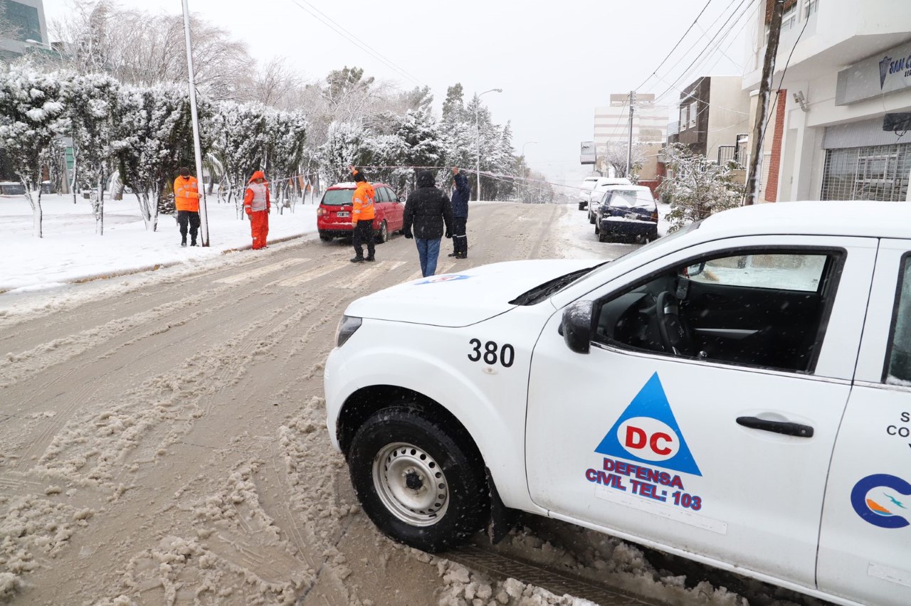 Comodoro: Por la nieve, el municipio desplegó un fuerte operativo de limpieza en todos los barrios