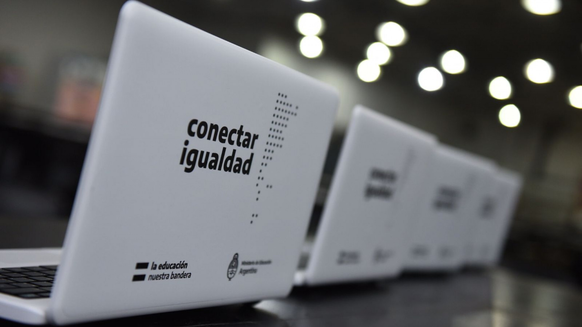 Cómo fue el reparto de notebooks en Chubut y el resto de las provincias durante la gestión de Alberto Fernández y en medio de la pandemia