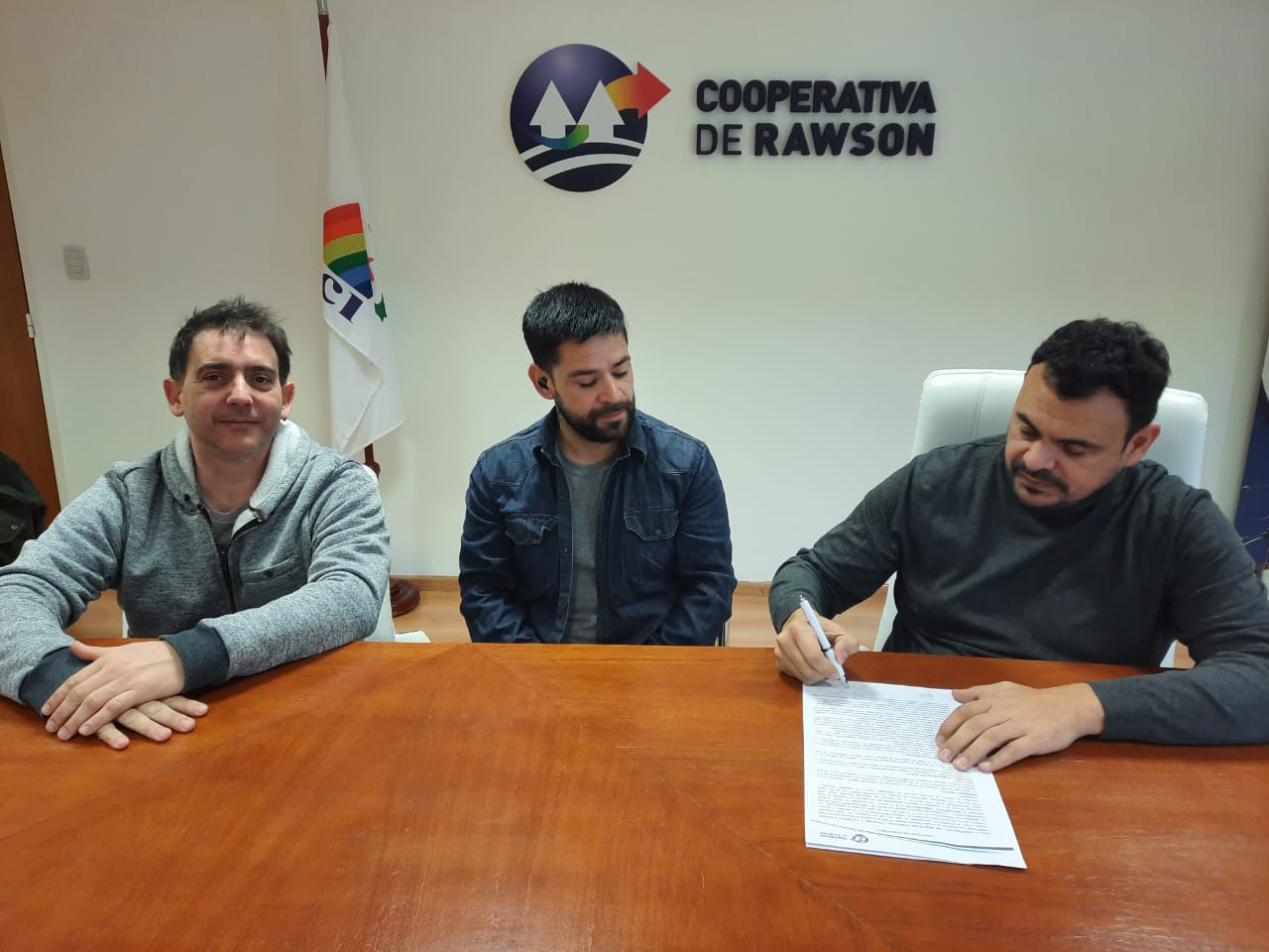 La Cooperativa de Rawson firmó convenio con el Club Gregoriano donde se acordó la bonificación de la factura mensual de servicios