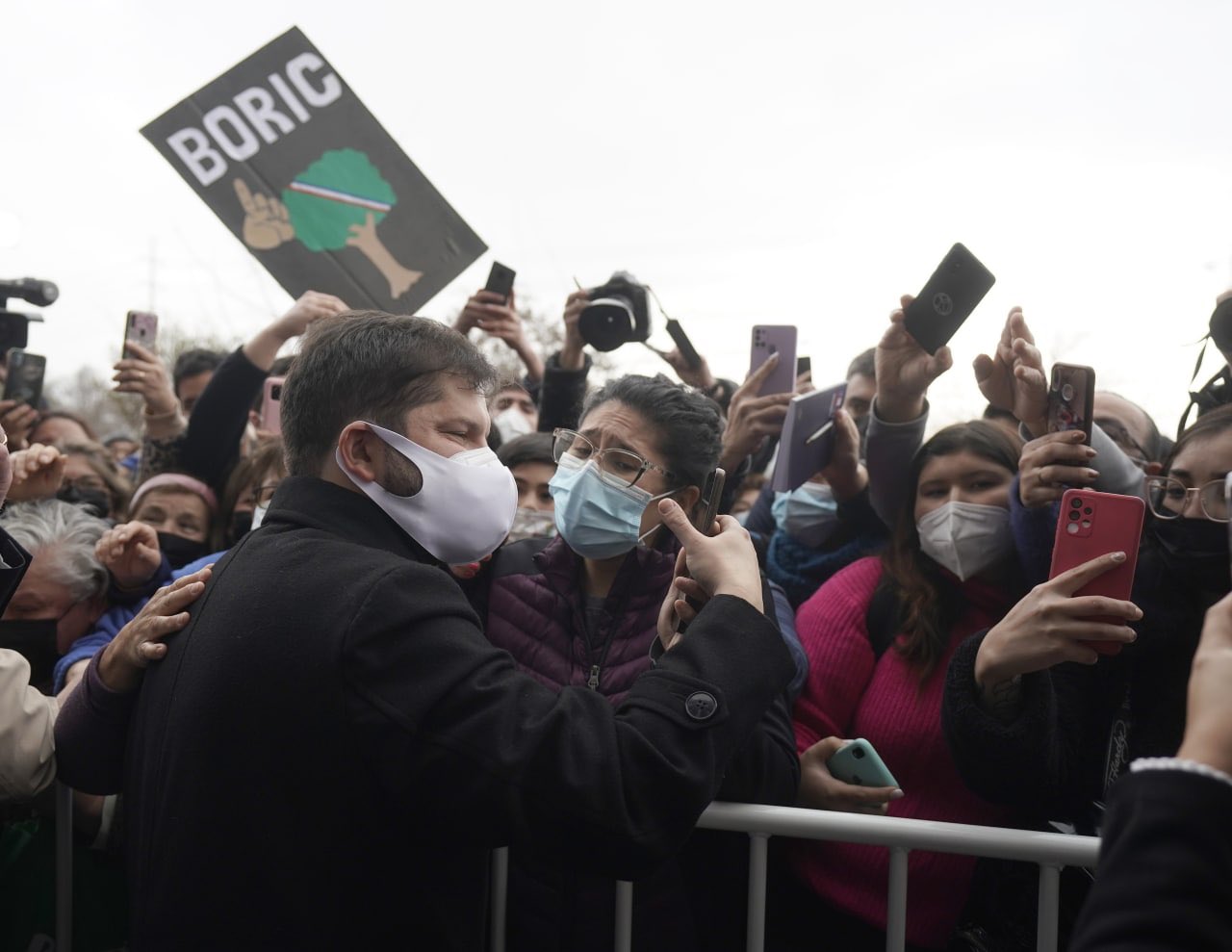 Boric anunció un programa gratuito de salud pública para la clase media de Chile