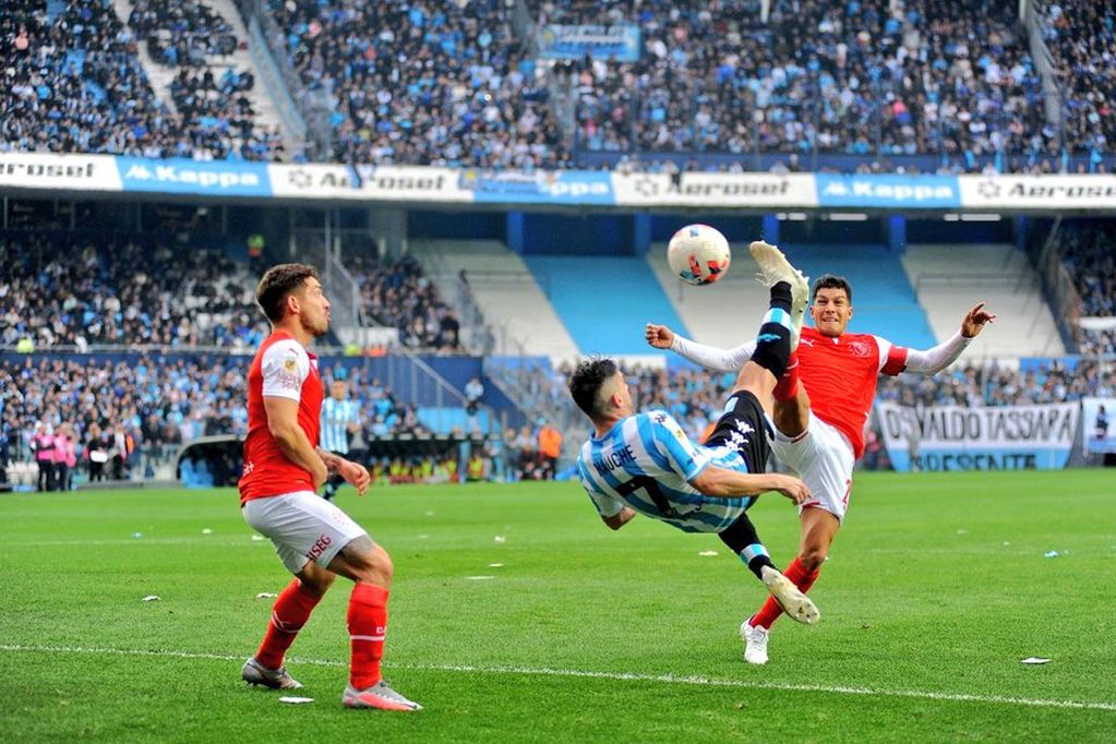 Racing se quedó con el clásico de Avellaneda: Le ganó 1 a 0 a Independiente con un golazo de chilena de Hauche