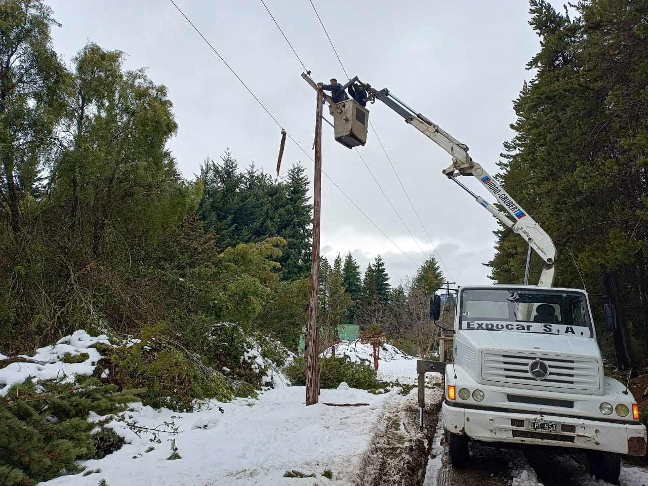 Comarca Andina: Provincia avanza en la reparación de las líneas eléctricas dañadas