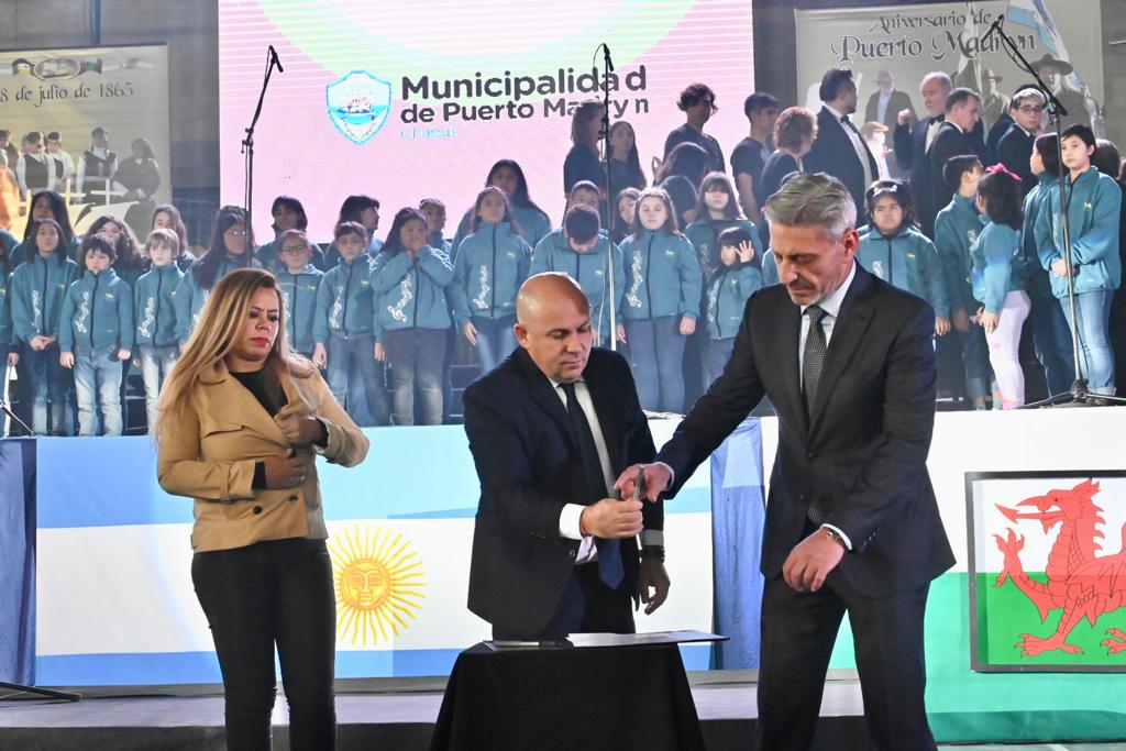 Arcioni firmó convenios y aseguró que en Puerto Madryn “ejecutamos obras por $ 750 millones”