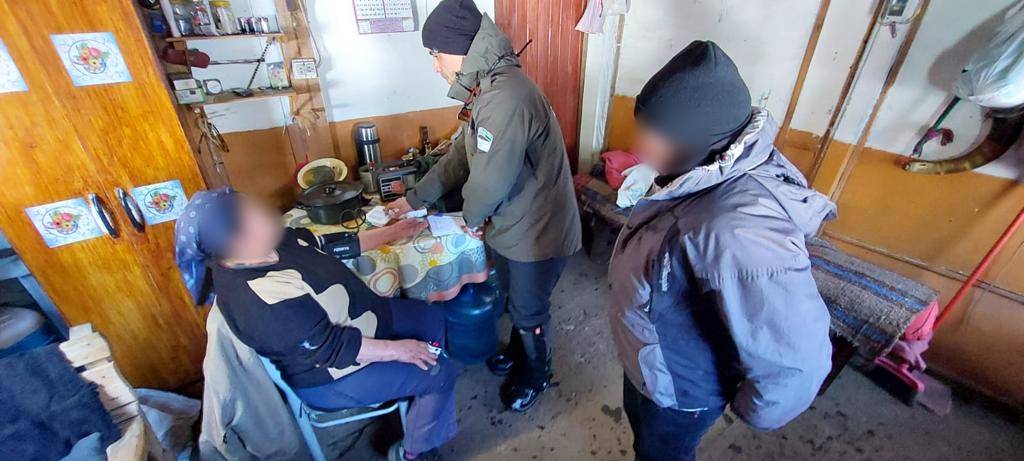 Rescatan por helicóptero a una pareja que quedó atrapada sin provisiones y con temperaturas bajo cero en Chubut