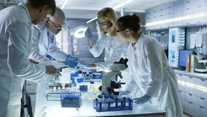Crece más del 300% la demanda de personal en laboratorios, pero por escasez de talentos se lentifica la búsqueda e intensifica la rotación entre las empresas