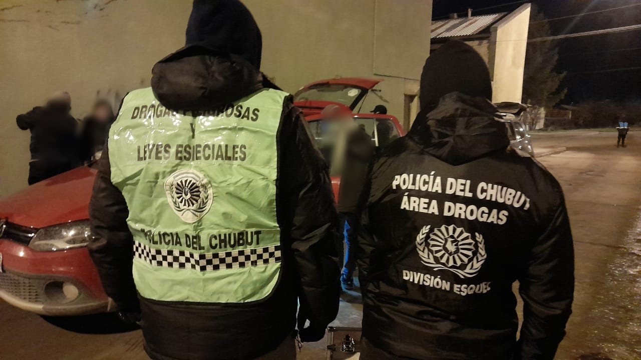 Operativo Avalancha en Esquel: Un instructor de esquí vendía droga y tras un fuerte operativo, la Policía secuestró cocaína, 30 armas de fuego y 6.700 municiones