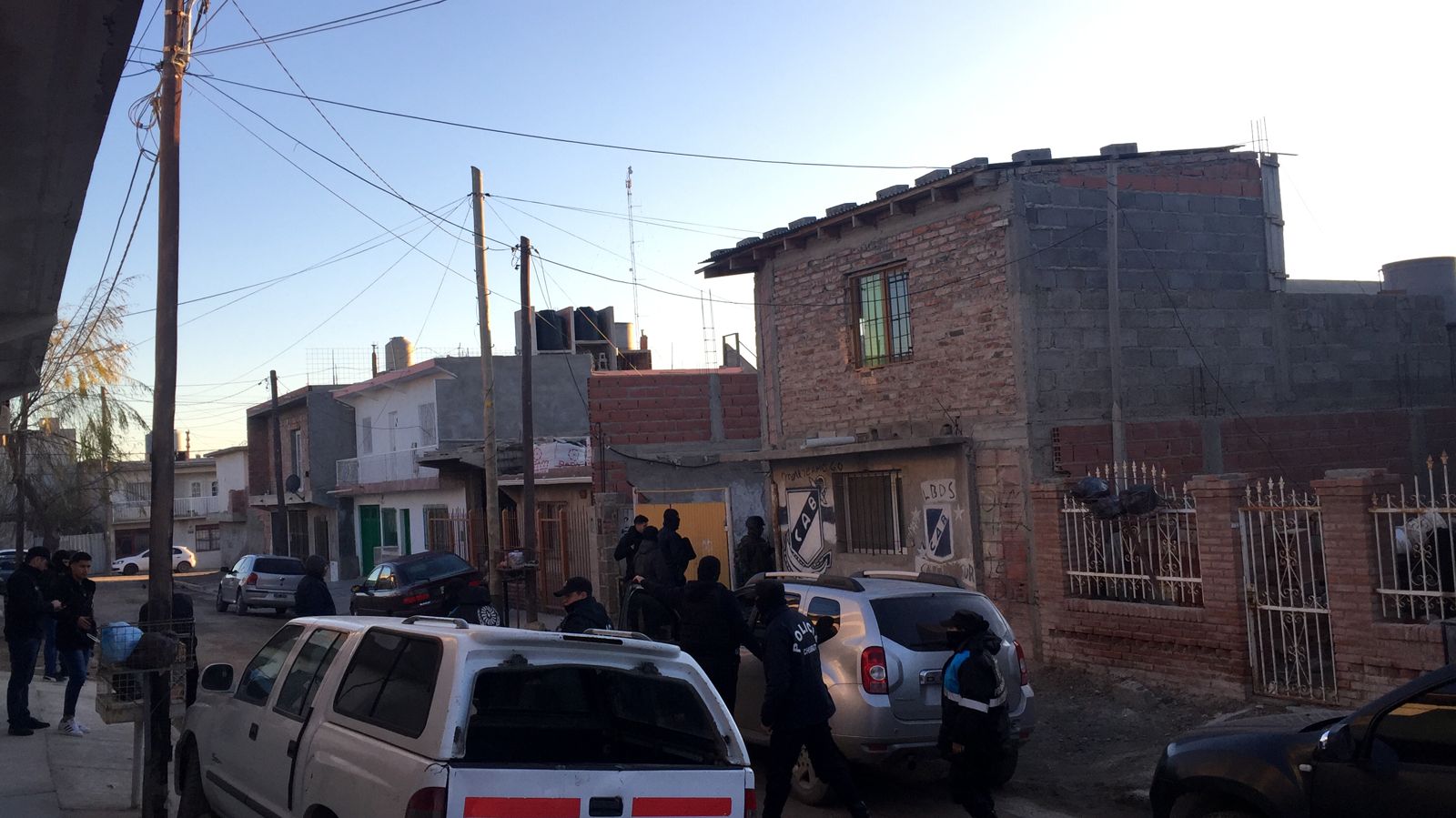 Enfrentamiento entre bandas de Brown y Deportivo Madryn: La policía realiza múltiples allanamientos con la participación de más de 100 efectivos