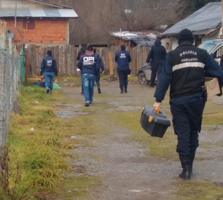 Las fuerzas de Seguridad de Chubut y de Río Negro realizaron allanamientos con resultados positivos