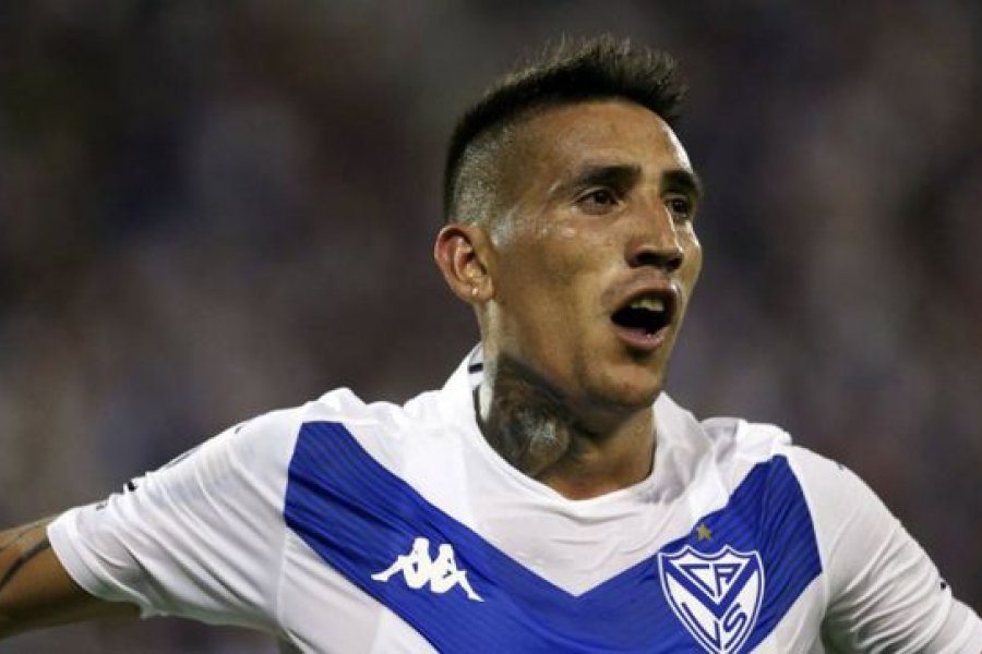 Ricardo Centurión se entrena en Vélez mientras define su futuro