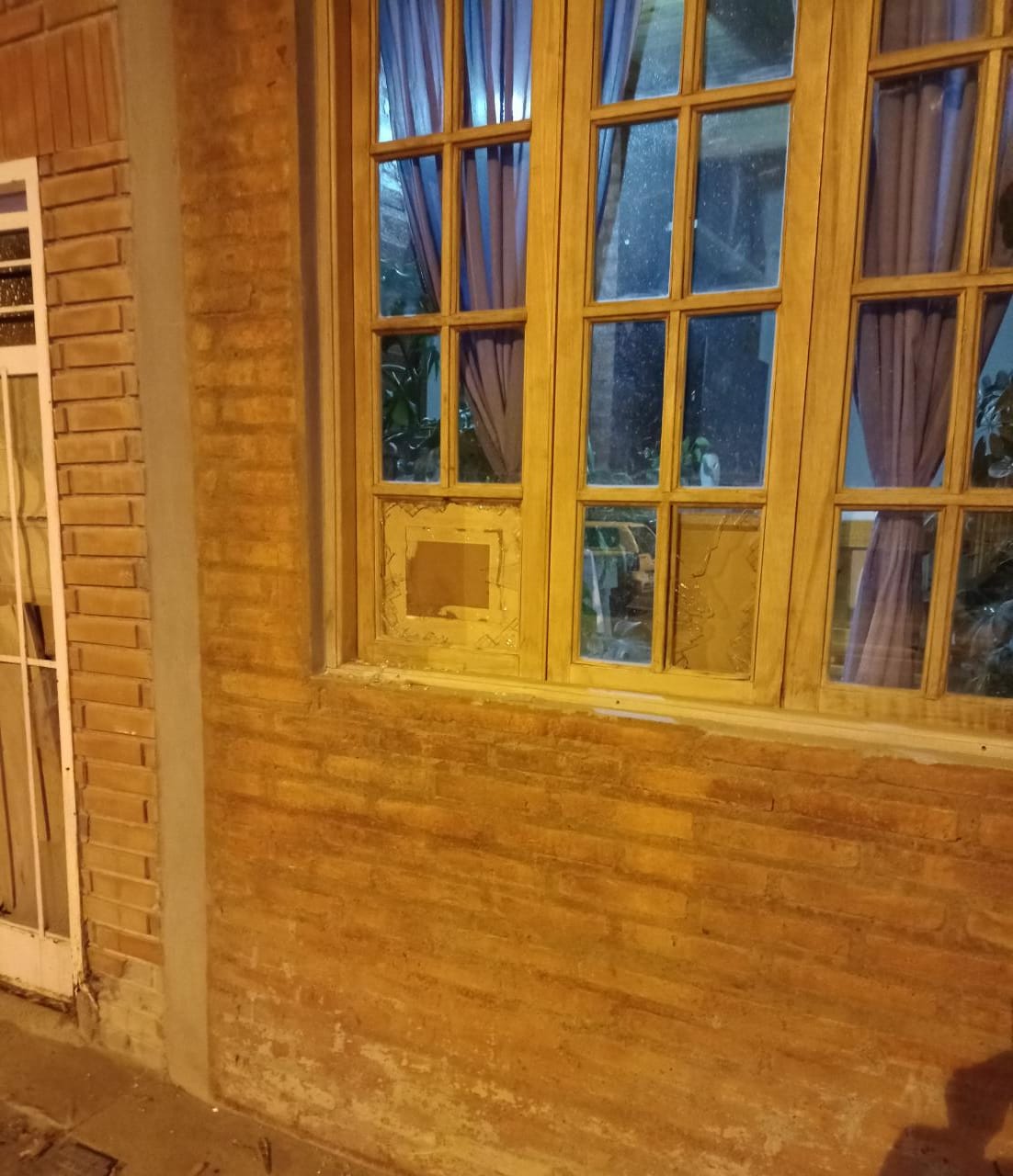 Puerto Madryn: Tomó alcohol con su pareja, discutieron por celos, empezó a pegarle cabezazos a la ventana y fue detenido