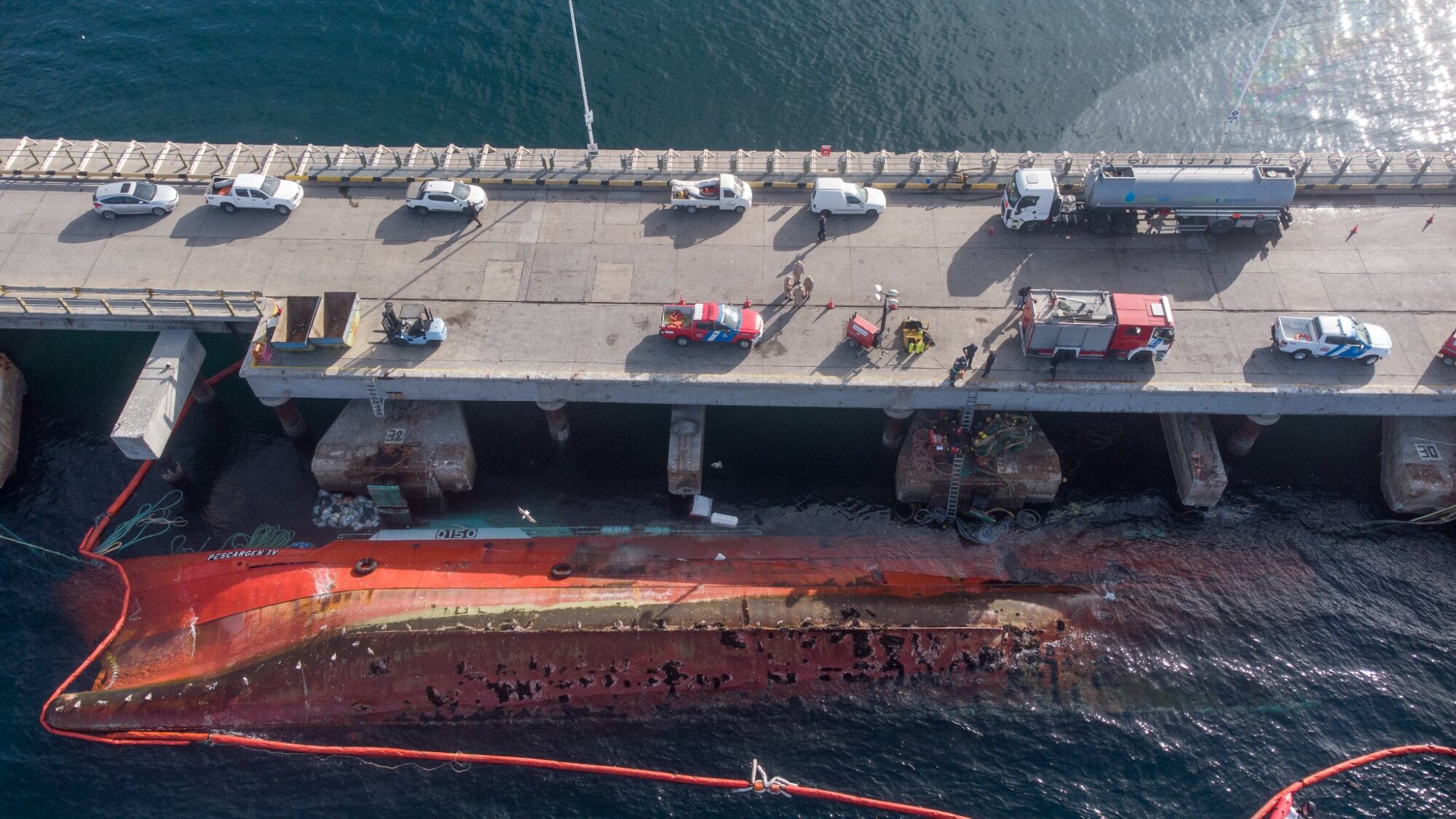 Diagraman el plan de acción para contener el riesgo ambiental y salvar el barco hundido en Madryn