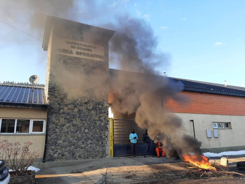 Bloqueo en Esquel: Municipio alquiló camiones para recolectar la basura y Ongarato reclamó accionar de la Justicia: “Acá no hay solución política” 