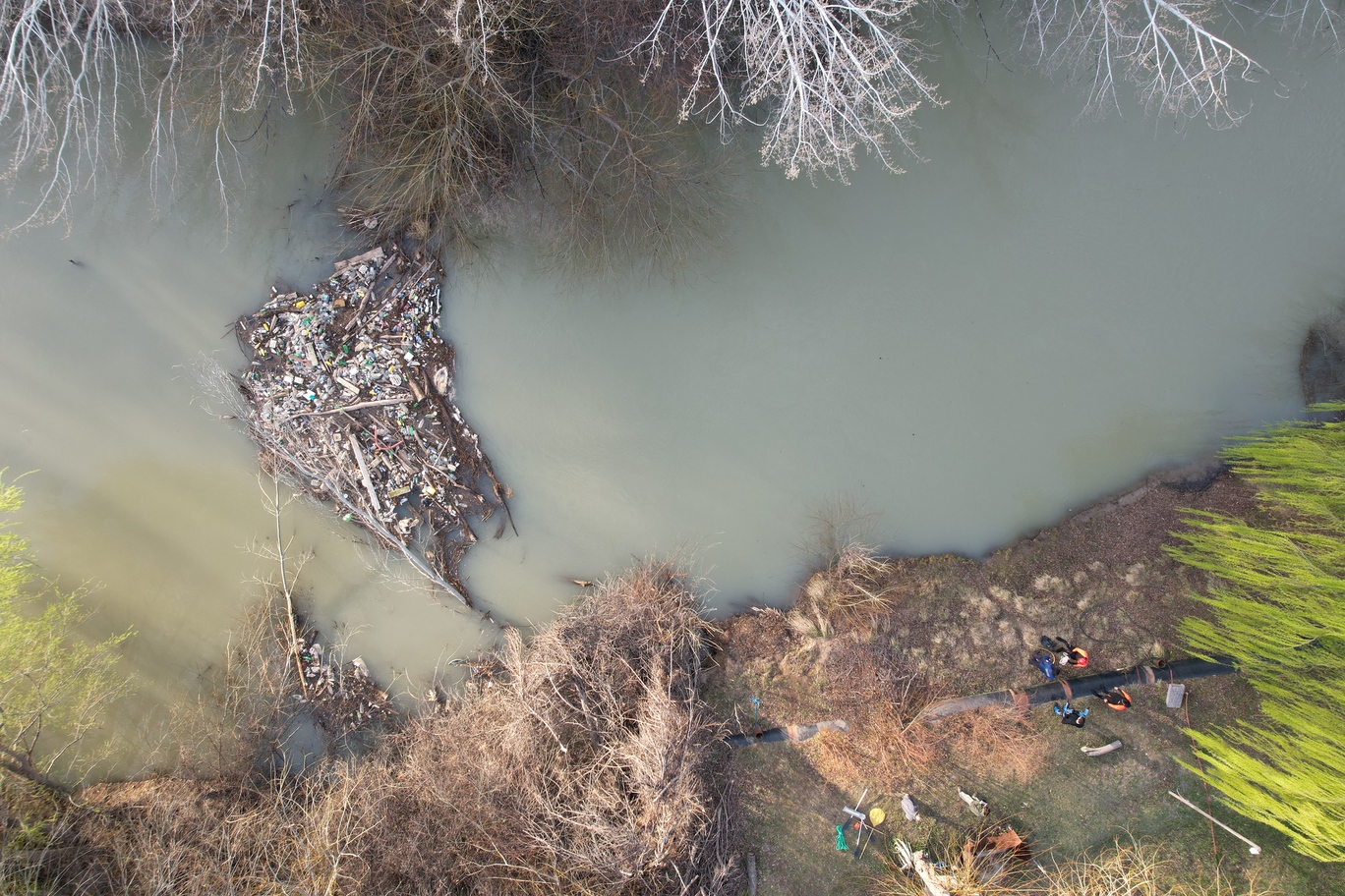 Ambiente y Bomberos coordinaron la limpieza de casi 300 kilos de residuos en un atasco del Río Chubut