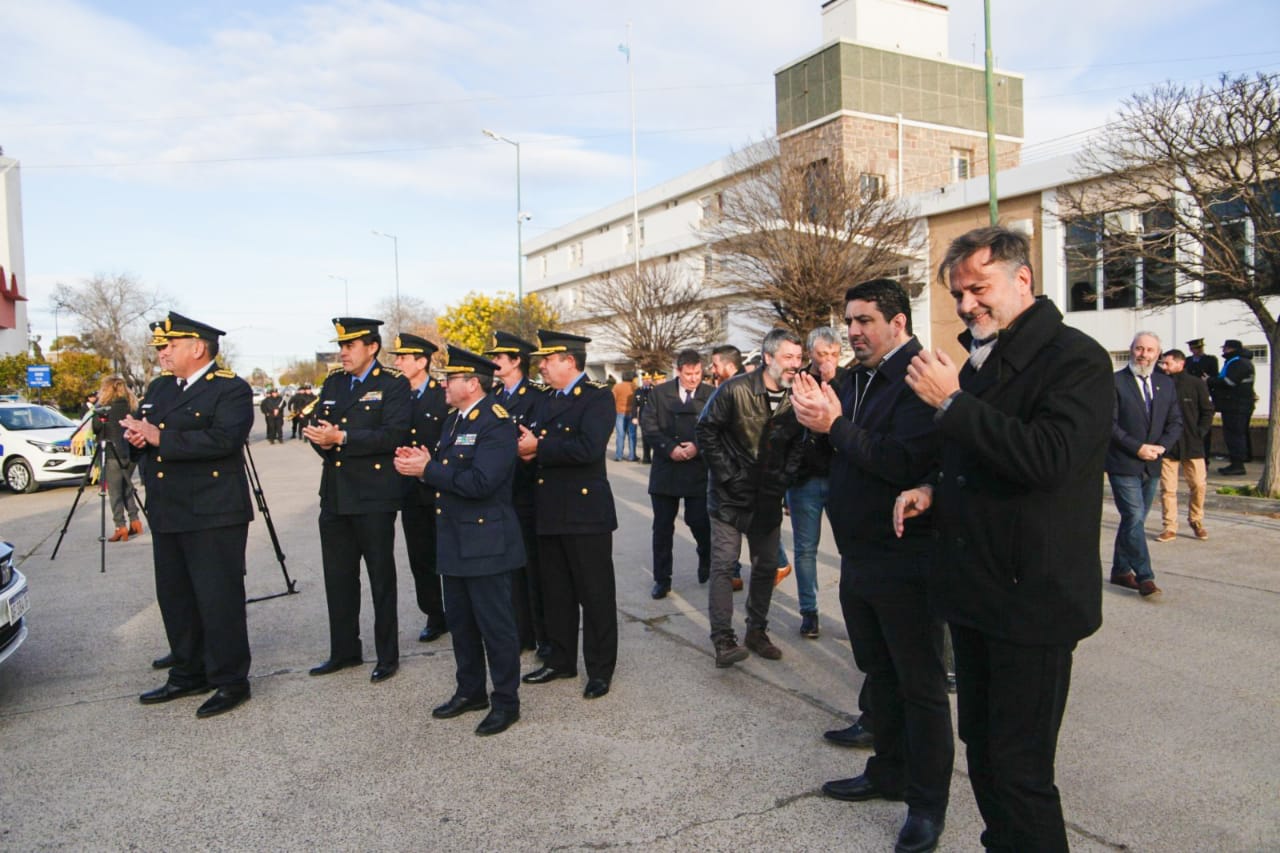 El Municipio destacó la entrega de dos nuevos móviles policiales para Rawson: “Vienen muy bien para la seguridad pública de la ciudad”￼