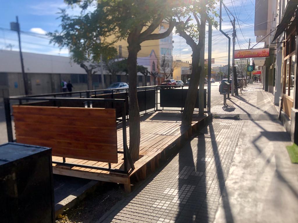 Biss promulgó la ordenanza que permite la instalación de decks gastronómicos desmontables en comercios de Rawson