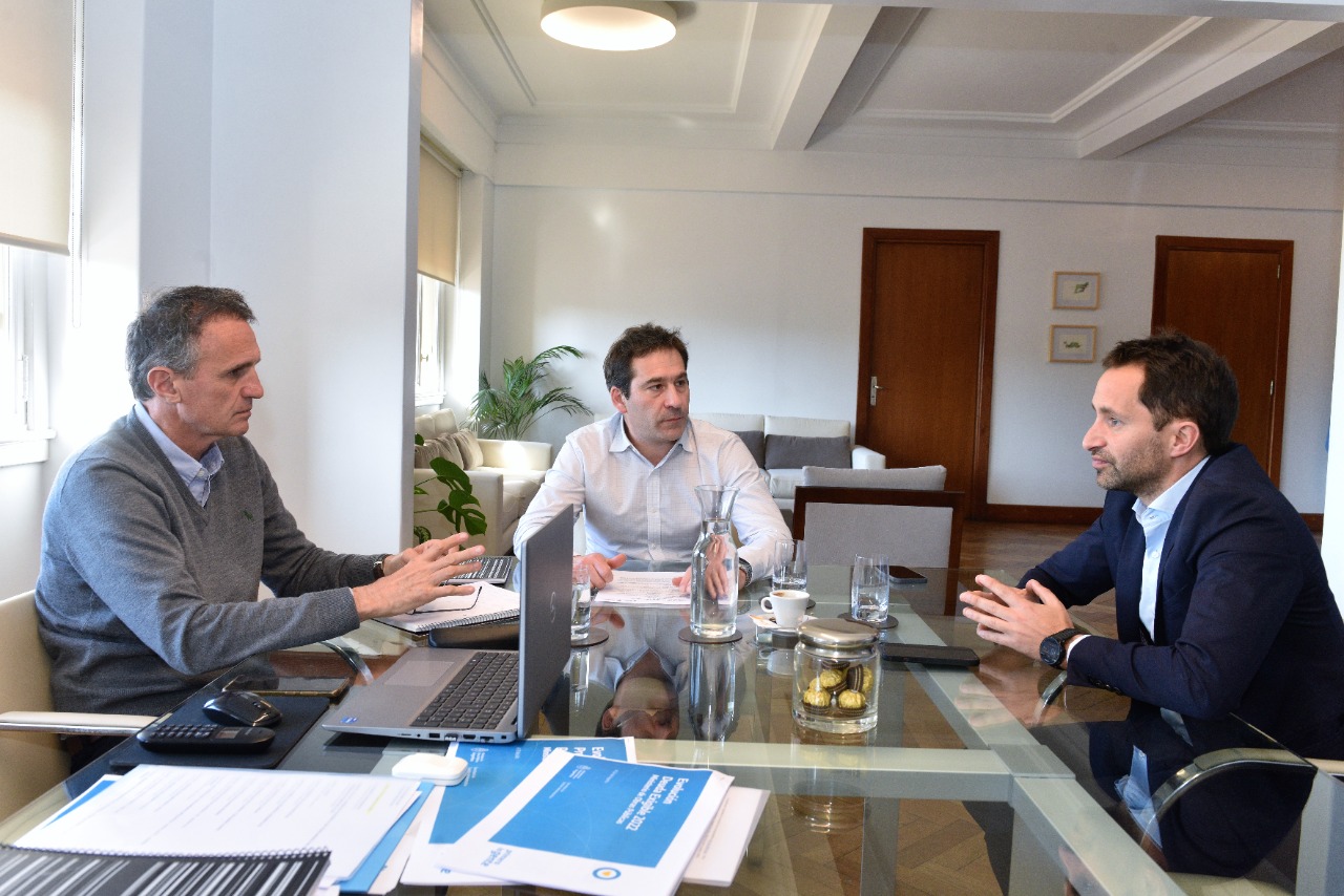 Luque y Katopodis avanzaron en el convenio para licitar la obra del “Camino Petrolero”, otros proyectos de obras hídricas y pavimentación en dos barrios de Comodoro￼