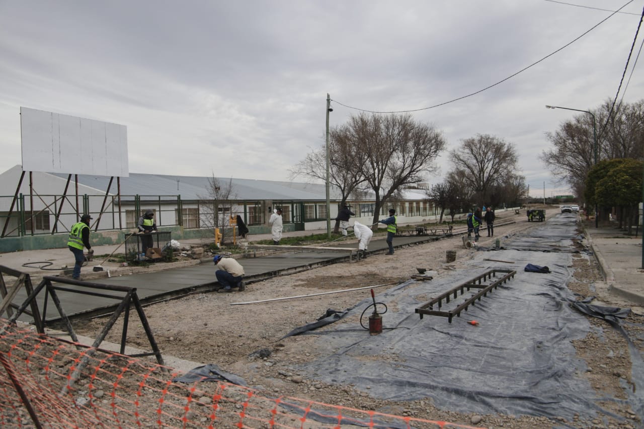 Ya tiene un 50% de avance la obra de acceso a la Escuela N° 185 de Rawson