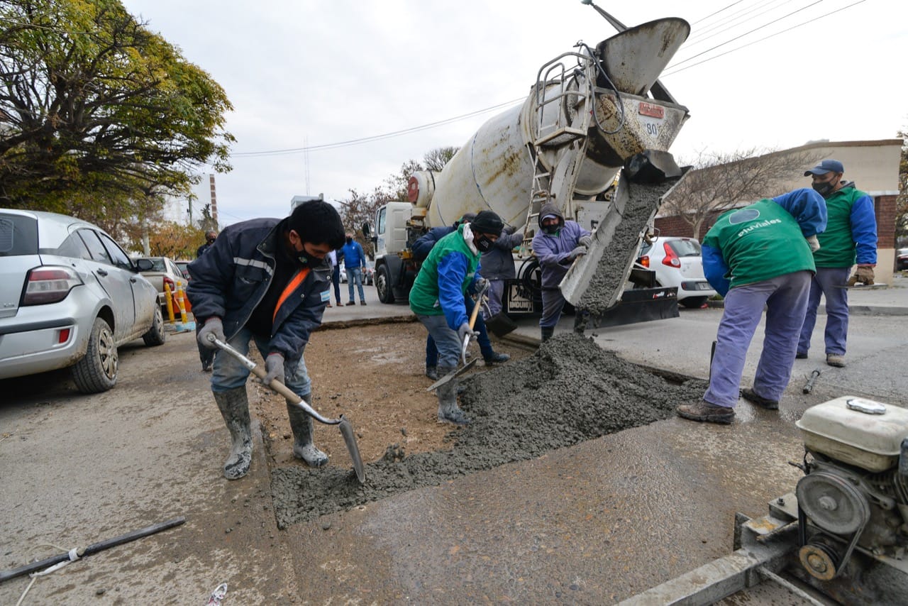 Trelew arranca trabajos de mantenimiento vial con una inversión de casi $9 millones
