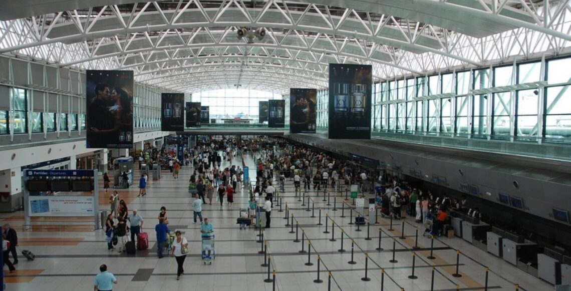 Detienen en Ezeiza a cuatro iraquíes que planeaban viajar a Países Bajos con pasaportes falsos