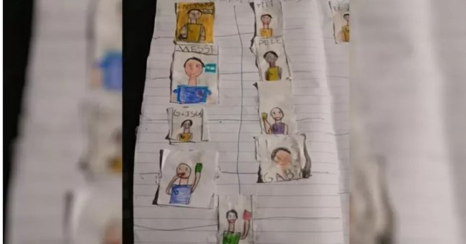Un chico de 8 años dibujó su propio álbum de figuritas porque no tenía plata para comprarlo