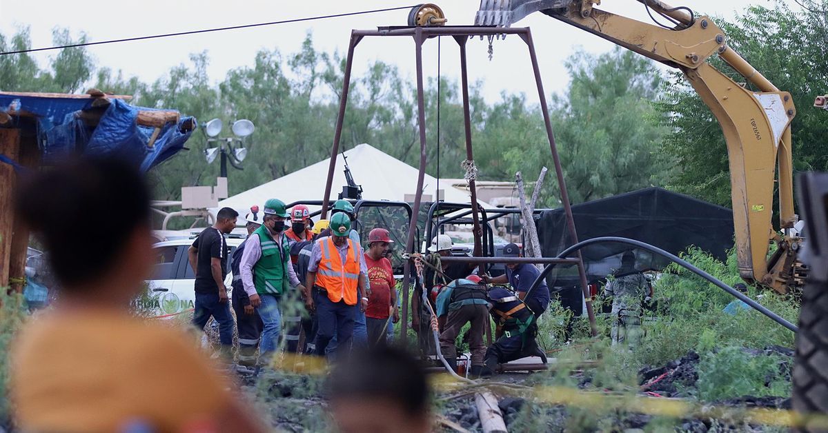 México usará un dron acuático y buzos para rescatar a diez obreros atrapados en una mina inundada