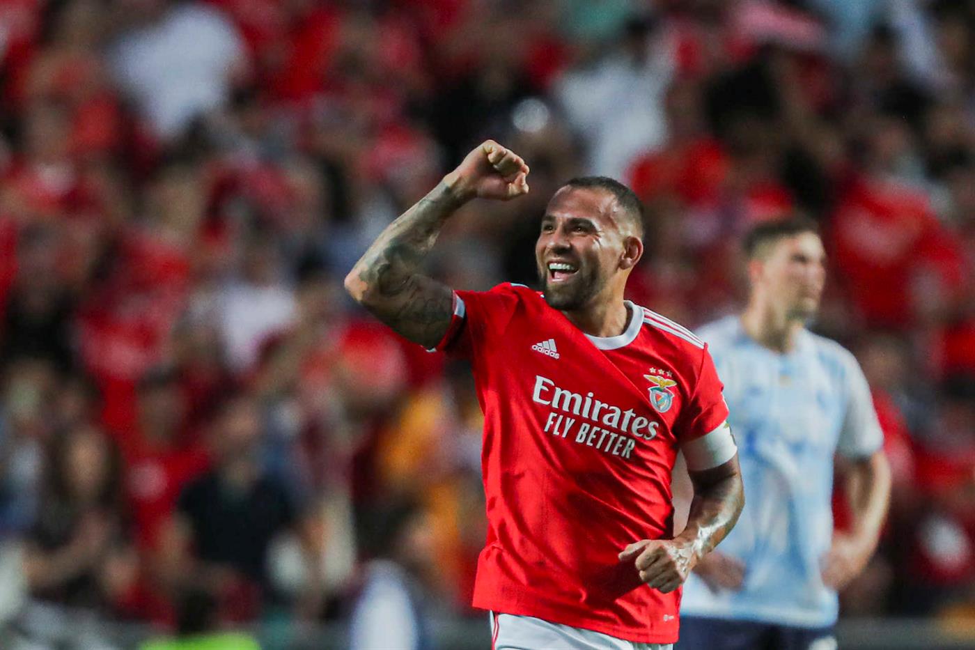 Benfica, con un gol de Otamendi, se clasificó a la fase de grupos de la Champions League