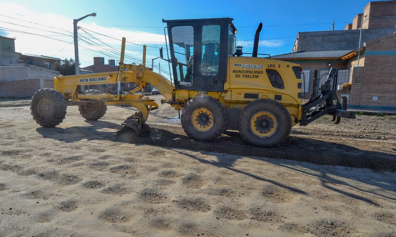 Trelew despliega un intenso trabajo de repaso y reparación de calles tras el temporal de lluvia
