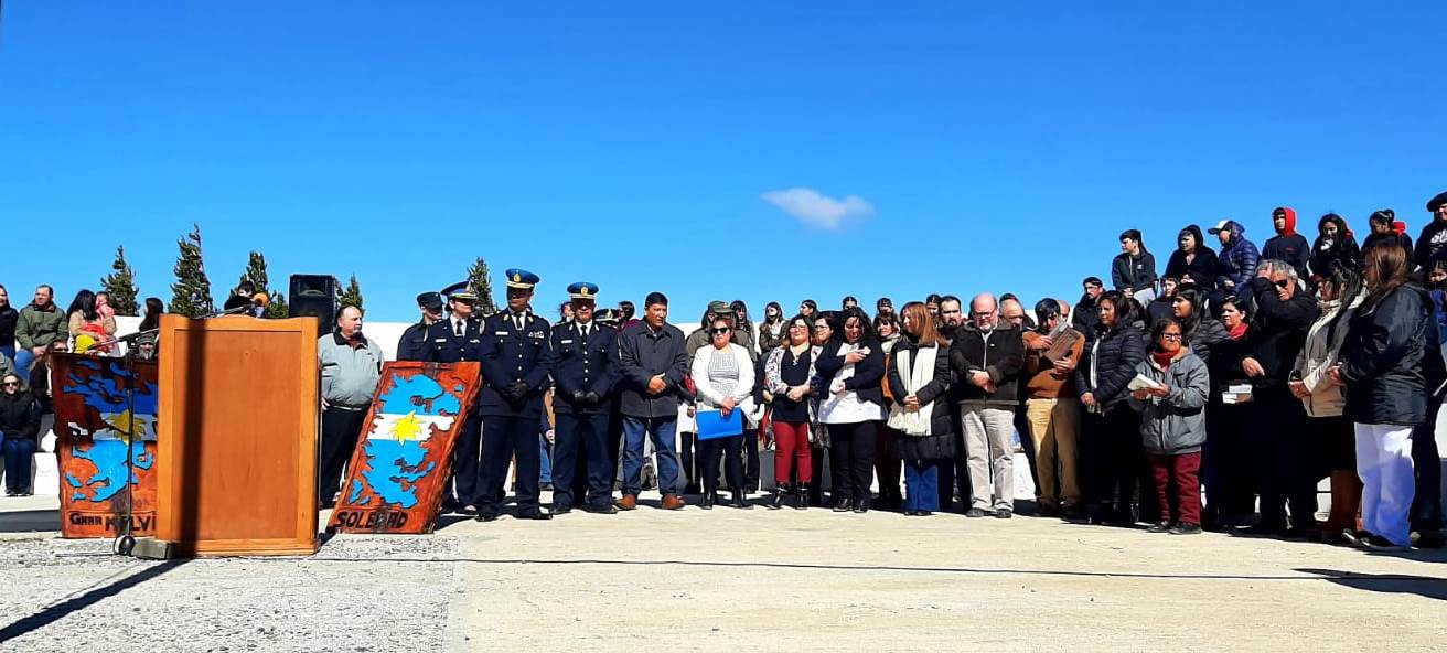Funcionarios provinciales participaron del centenario de Aldea Beleiro con entrega de aportes y equipamiento