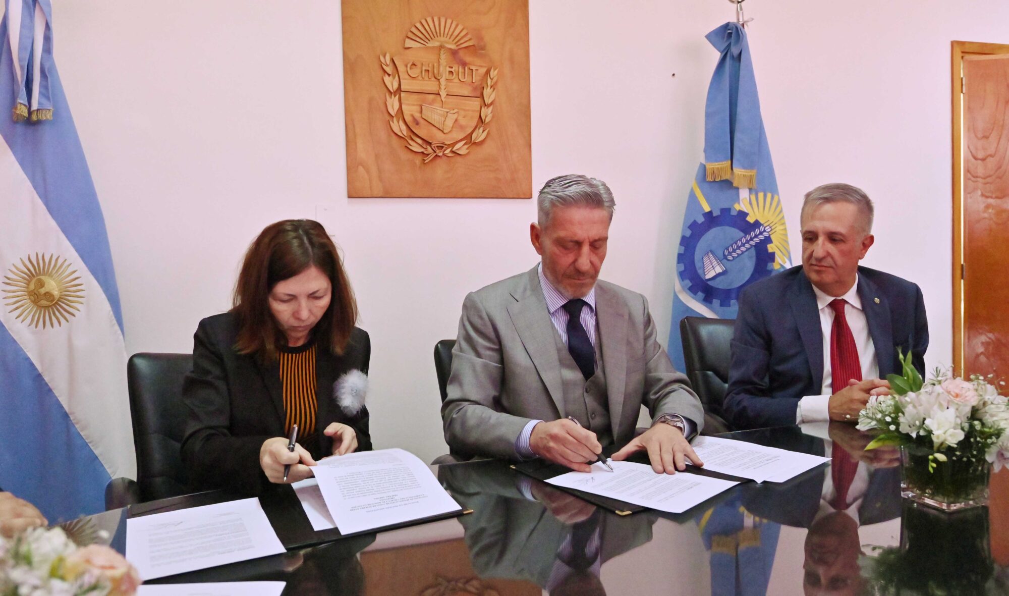 Arcioni y Batakis renovaron el acuerdo para asistir financieramente a las pequeñas y medianas empresas de Chubut