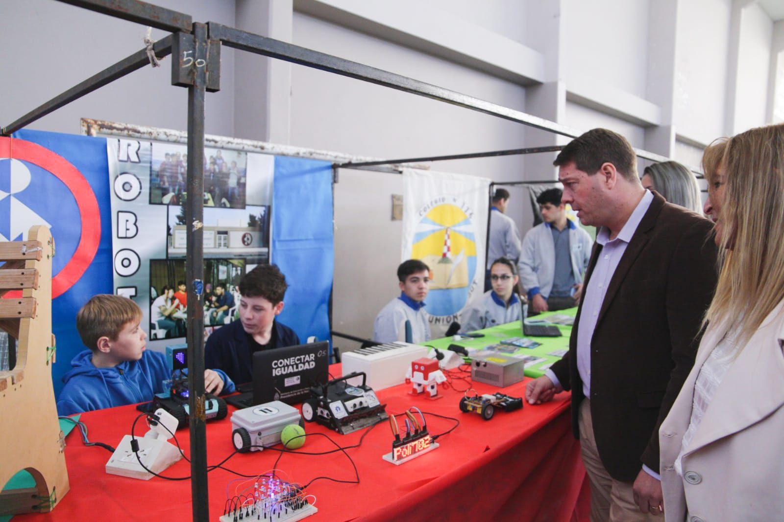 Biss encabezó la apertura de la primera Expo Educativa destinada a que las Secundarias de Rawson muestren sus orientaciones