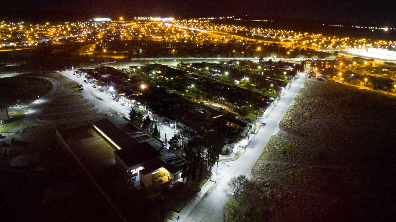 La Cooperativa Eléctrica de Trelew ejecutó una obra provisoria para dotar de iluminación led a la Escuela Nº 787
