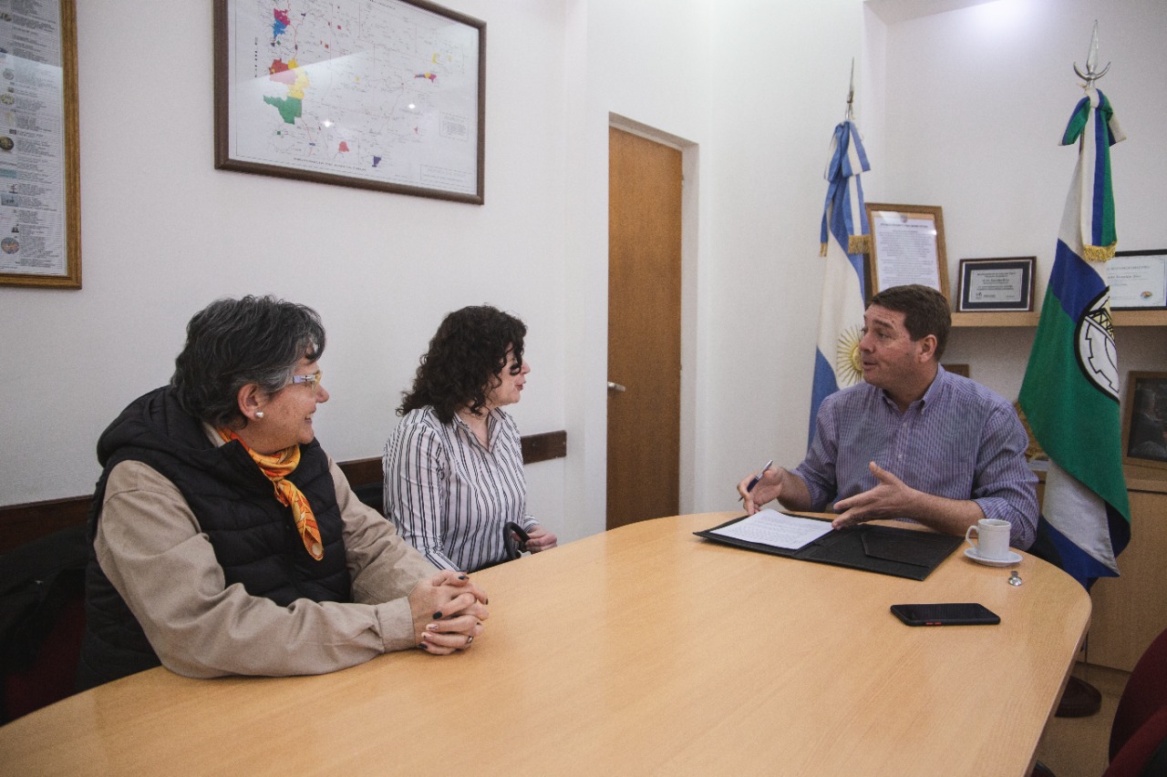 Biss firmó con Camuzzi un convenio para instalar “Ecoceniceros” en distintos puntos de Rawson