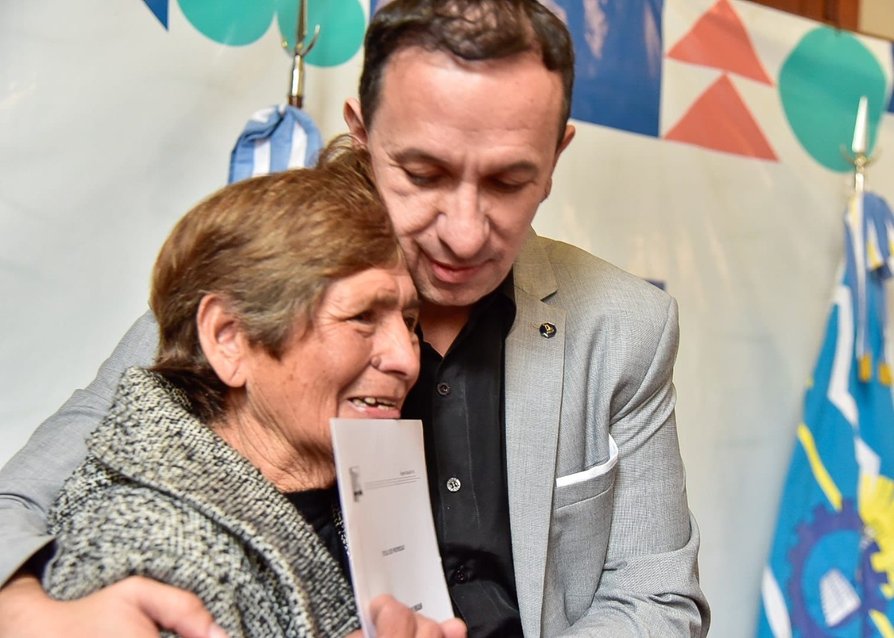 Maderna entregó 22 títulos de propiedad a vecinos de la ciudad que esperaban hace décadas poder regularizar su situación dominial