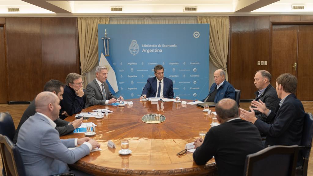 Arcioni y Massa mantuvieron una reunión de trabajo con representantes del sector de ganadería ovina de Chubut