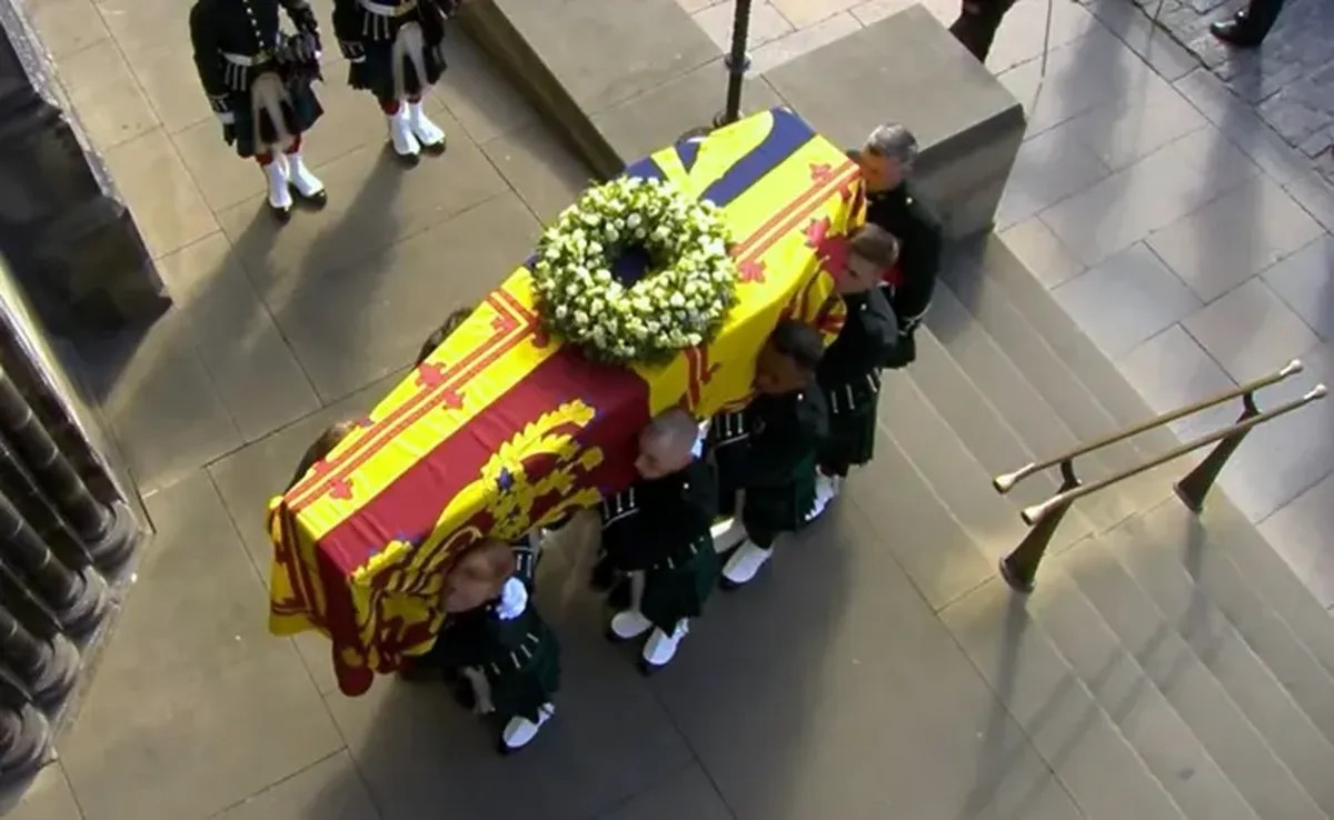 El embajador argentino en el Reino Unido rindió homenaje a Isabel II frente a su ataúd y envió condolencias a la Familia Real