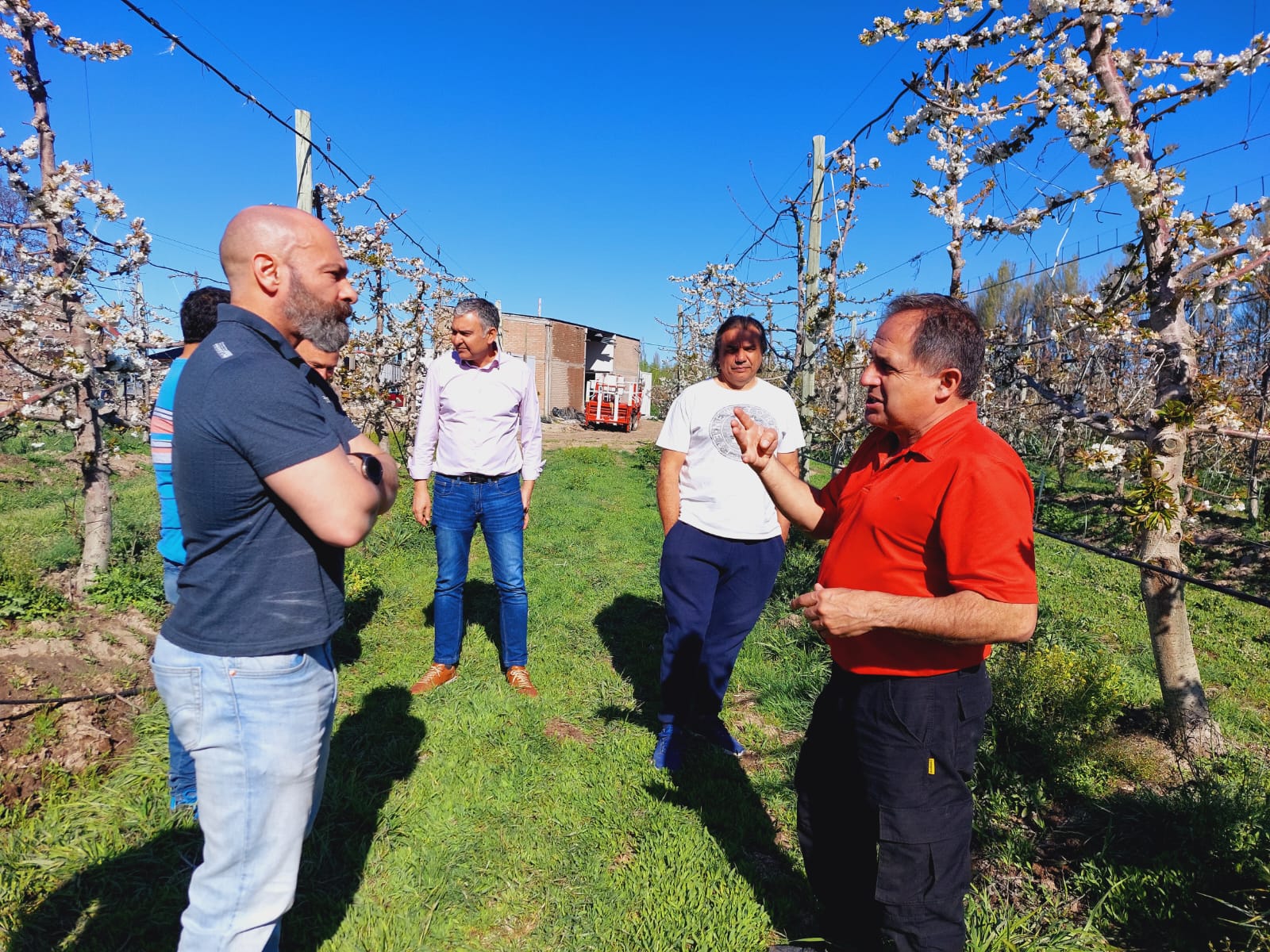 Massoni recorrió un emprendimiento cerecero y dijo que “al potencial de nuestro Valle hay que acompañarlo con políticas públicas”