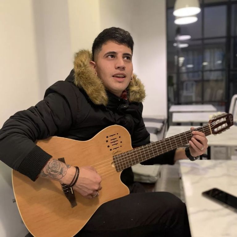 Yhosva cantará en los aniversarios de Rawson y Trelew y será uno de los artistas principales en la temporada de verano de Puerto Madryn