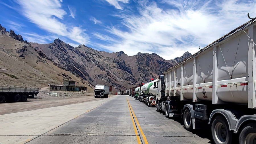 Por razones climáticas cerraron el paso internacional Cristo Redentor y hay una fila de autos de cinco kilómetros