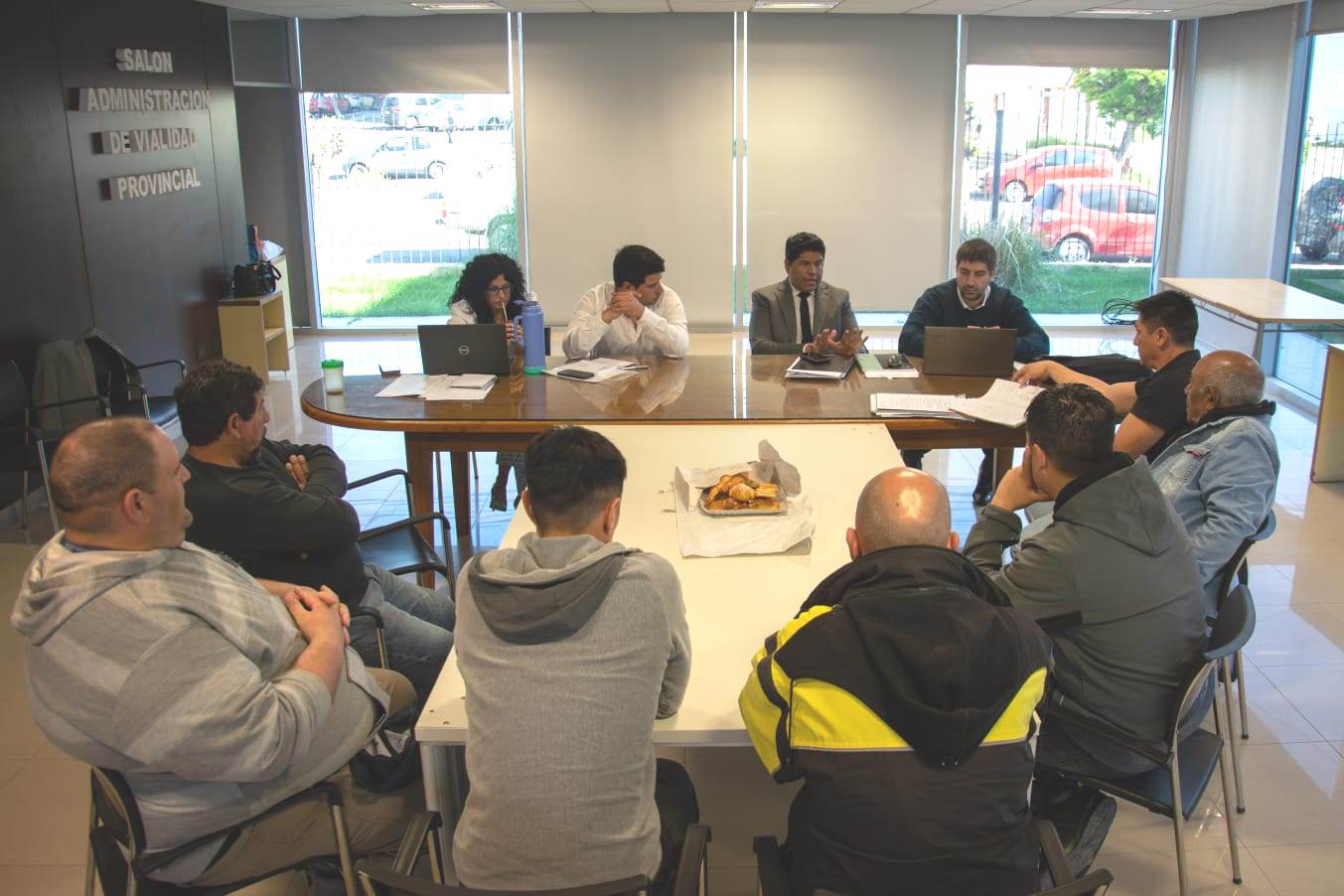 El Gobierno provincial acordó con trabajadores viales elevar el salario mínimo profesional