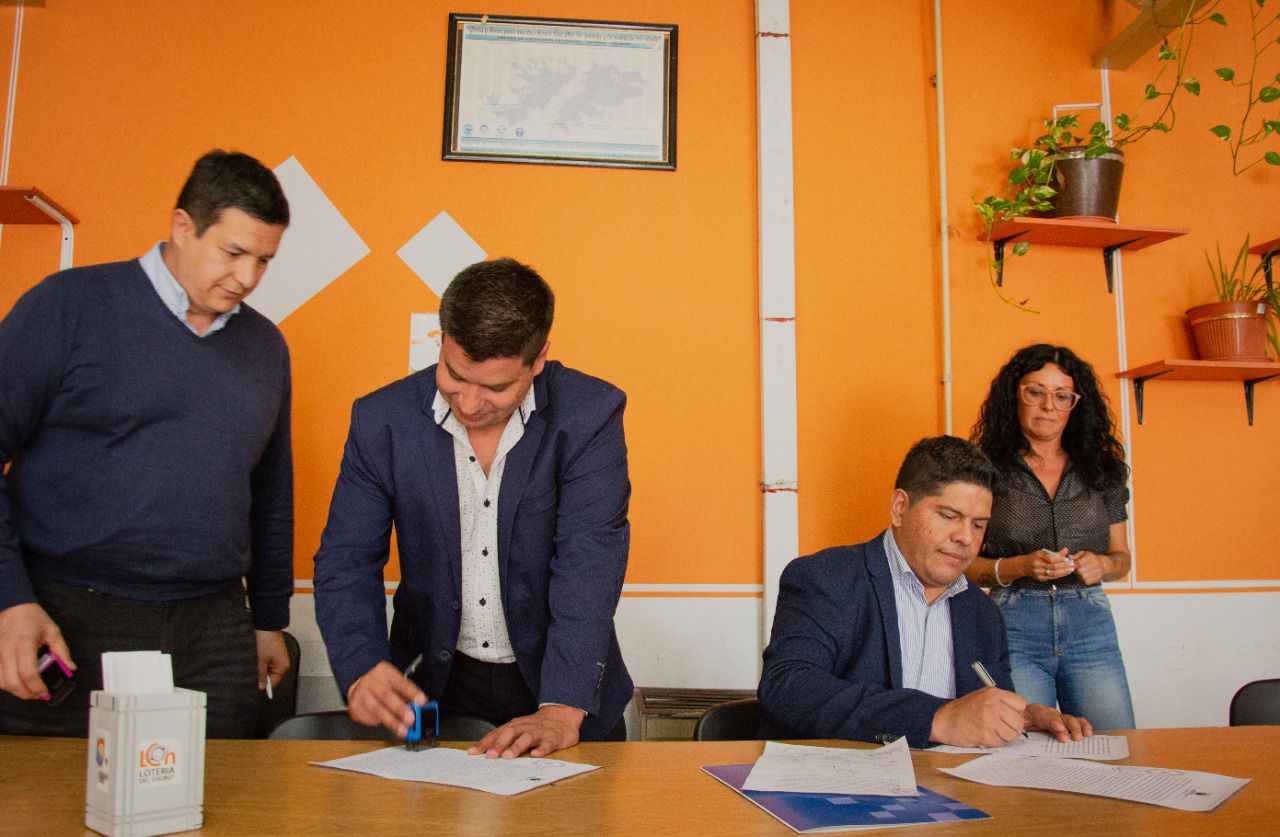 Provincia firmó un nuevo acuerdo salarial con trabajadores del Instituto de Asistencia Social