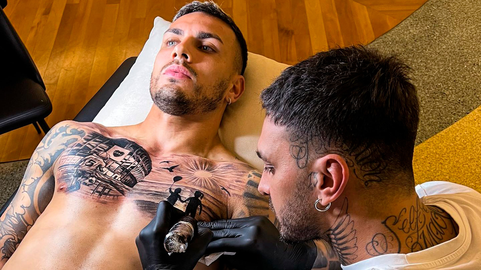 El imponente tatuaje de la Bombonera que se hizo en el pecho un jugador de la Selección Argentina
